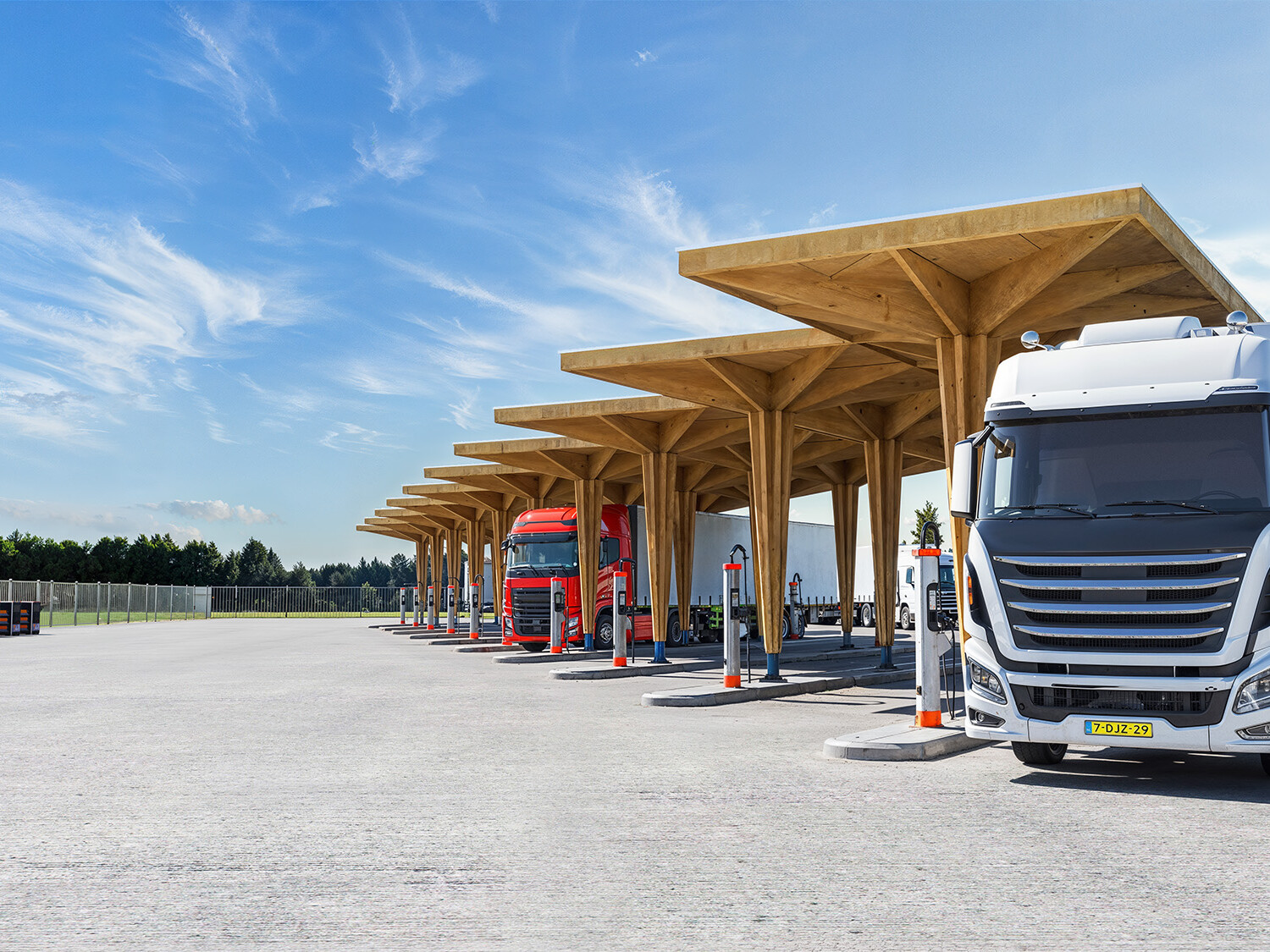 Artist impression van een elektrisch truck laadstation met canopy (overkapping) zonder zonnedak, met meerdere vrachtwagens aan laadpunten